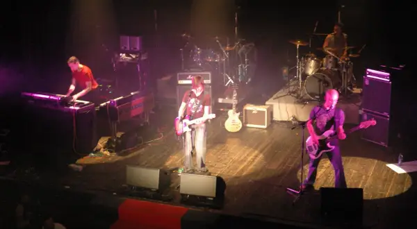 Zespół na scenie, muzycy grają na instrumentach, a wokalista śpiewa. Co słychać w odsłuchu? Koncert w pełni!