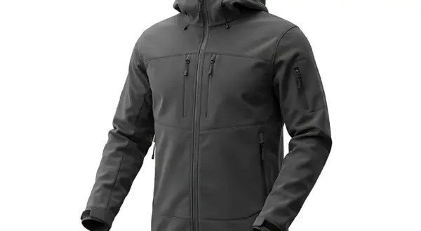 Szara kurtka softshell z kapturem i wieloma kieszeniami. Dowiedz się, jak prać softshell, by zachować jego właściwości.