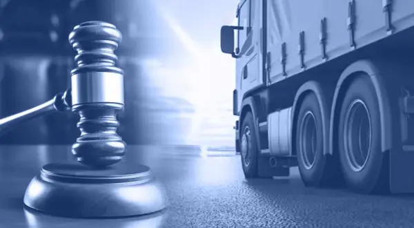 Młotek sędziowski i ciężarówka. To może być co to jest odpis wniosku w sprawie transportu.