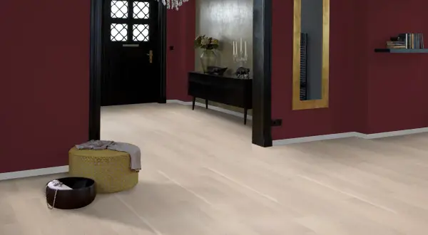 Ingresso con parquet rovere sbiancato: luminosità e stile, ma attenzione alla manutenzione.