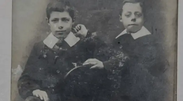 Dwaj chłopcy w strojach z epoki, być może młodzi adam mickiewicz dzieci, pozują do portretu.