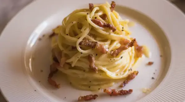 Pyszne spaghetti carbonara, idealne na szybki obiad. Dowiedz się, jak zrobić carbonare krok po kroku!