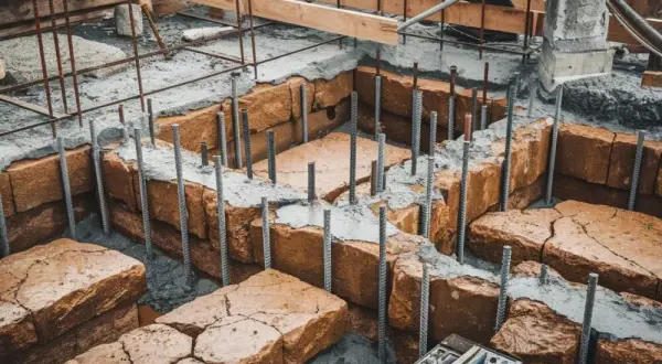 Jak wzmocnić stare fundamenty z kamienia i uniknąć kosztownych napraw