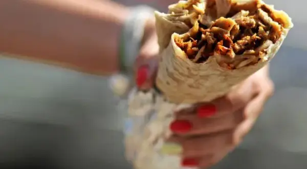 Ile kosztuje kebab z baraniny? Ceny w różnych miastach Polski