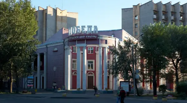 Dom kultury "Pobeda" w Abakanie, stolicy Chakasji, z kolumnami i napisem "Miejski Dom Kultury".