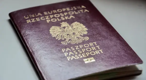 Polski paszport z godłem orła. Czy do Anglii potrzebny jest paszport? Tak, do podróży do Wielkiej Brytanii potrzebny jest paszport.