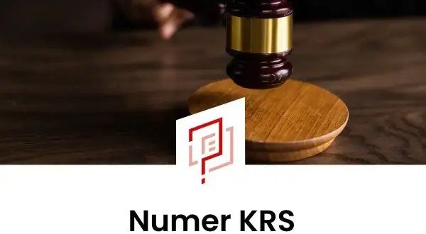 Młotek sędziowski na drewnianym stole. Logo i napis "Numer KRS" sugerują, że chodzi o liczbę cyfr w numerze KRS.