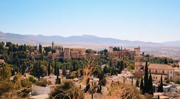 Widok na Alhambrę i miasto Granada. Warto zobaczyć to wspaniałe miejsce, pełne historii i piękna.