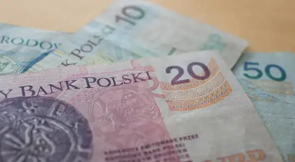 Polskie banknoty 10, 20 i 50 zł. Idealne na wynagrodzenie za urlop i wakacyjne wydatki.