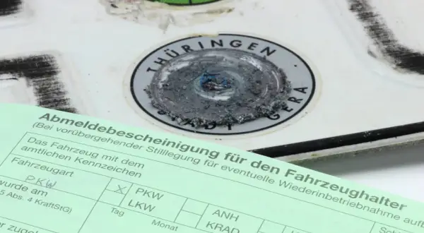 Abgemeldetes Auto gekauft, was nun? Die Abmeldebescheinigung und das Siegel auf dem Kennzeichen zeigen den Status.
