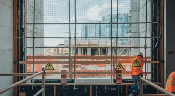 Jak skutecznie zabezpieczyć okna na budowie przed zniszczeniem i zabrudzeniami