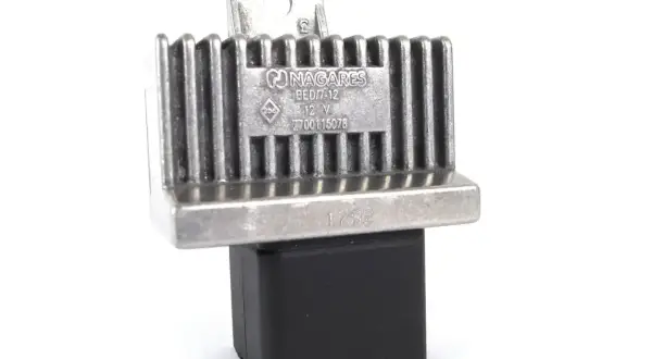 Regulator napięcia NAGARES, 12V. Może być powiązany z błędem DTC P0340 w Renault.