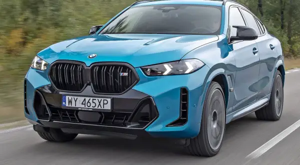 Niebieskie BMW X6 M na drodze. Sprawdź aktualną bmw x6 cena i dowiedz się więcej o tym sportowym SUV-ie.