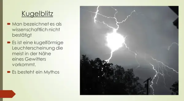 Gewitter mit Blitzen, die zeigen, wie entstehen blitze. Ein kugelförmiger Lichtball, der oft bei Gewittern auftritt.