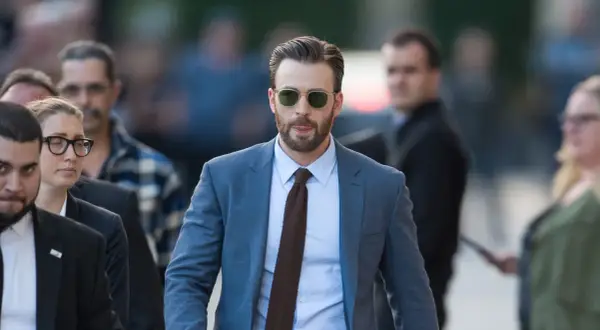 Chris Evans trägt einen blauen Anzug mit einem hellblauen Hemd und einer braunen Krawatte. Ein brauner Anzug kombiniert mit dieser Krawatte wäre auch stilvoll.