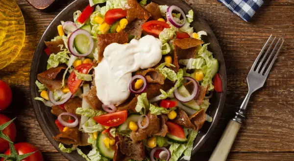Co się daje do sałatki gyros? Odkryj składniki, które zachwycą smak