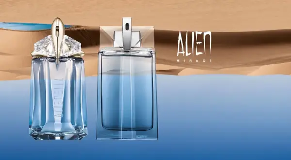 Dwa flakony perfum Mugler Alien Mirage na tle pustynnego krajobrazu. Jeden flakon ma złoty, futurystyczny korek, drugi prostokątny, srebrny.