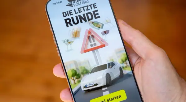 App "Die letzte Runde" warnt vor Fahren mit 0.3 Promille. Ein Auto, Gläser und ein Warnschild sind zu sehen.