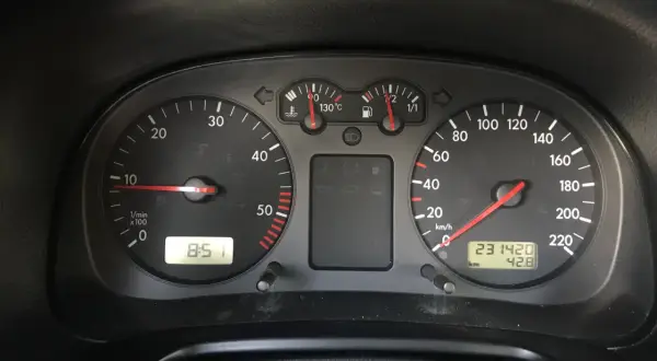 Wskaźniki samochodowe: obrotomierz, prędkościomierz, wskaźnik paliwa i temperatury. Licznik przebiegu pokazuje 231420 km. Czas 8:51. Wymiana licznika w samochodzie?