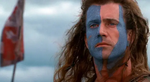 William Wallace z "Braveheart" z niebieską farbą na twarzy, gotowy do walki. Obsada "Waleczne Serce" w akcji.