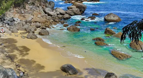 Arena dorada, aguas turquesas y rocas en las playas de Bueu. Un rincón idílico para disfrutar del mar.
