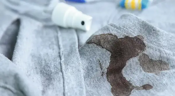 Jak sprać silikon z ubrania - skuteczne metody na trudne plamy