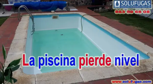 Piscina con nivel bajo de agua, indicando la necesidad de reparar piscina. Empresa Solufugas especializada en fugas.