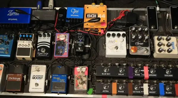 Mnóstwo efektów gitarowych na pedalboardzie, od Strymon po Boss. Gotowe do tworzenia niesamowitych brzmień.