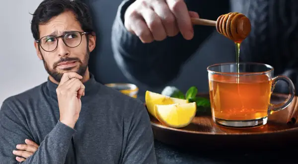 Hombre pensativo mira cómo añaden miel a un vaso de agua con limón y menta, ¿será la bebida perfecta para la noche?
