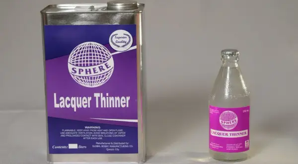 Puszka i butelka z napisem "Lacquer Thinner" - benzyna lakowa do rozcieńczania lakierów.