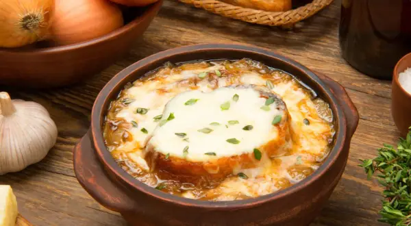 Sopa de cebolla gratinada, con pan y queso fundido, lista para disfrutar. Así se hace la sopa de cebolla.