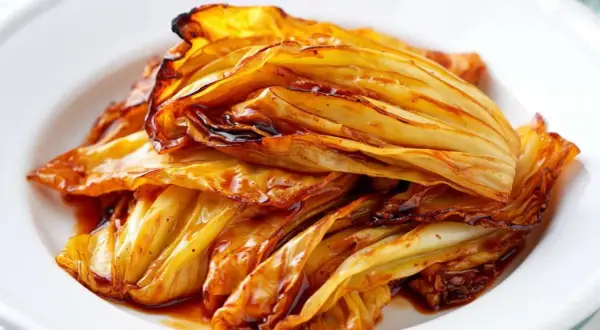 Gerösteter Spitzkohl in einer glänzenden Sauce. Ein köstliches Gericht, das zeigt, wie vielseitig Spitzkohl Rezepte sein können.