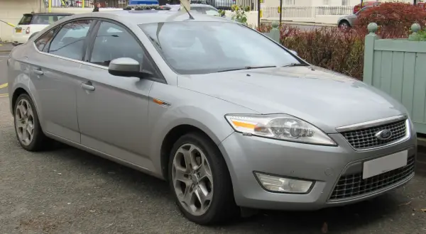 Srebrny Ford Mondeo MK4, często chwalony w opiniach, zaparkowany na ulicy.