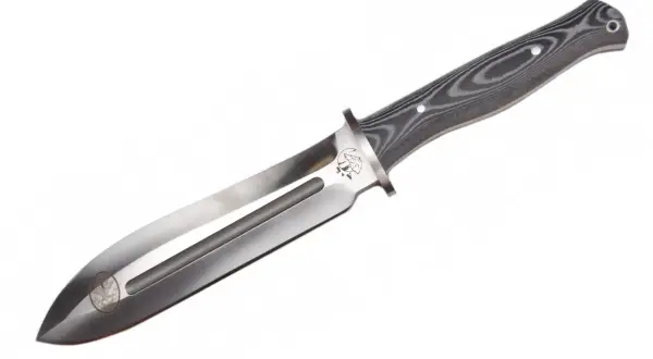 Cuchillo Ezapac con mango de madera veteada y hoja de acero pulido con un hueco central y un emblema.