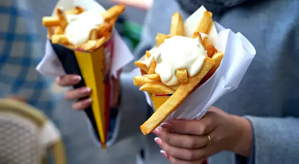 Czym frytki belgijskie różnią się od francuskich? Poznaj prawdę!