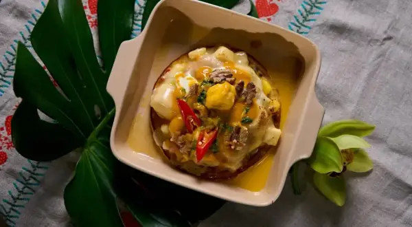 Naleśniki Magdy Gessler zapiekane z serem, orzechami i chili. Pyszny przepis na obiad.