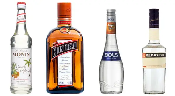 Cointreau, Bols i De Kuyper to popularne likiery triple sec. Monin oferuje syrop o smaku curacao triple sec.
