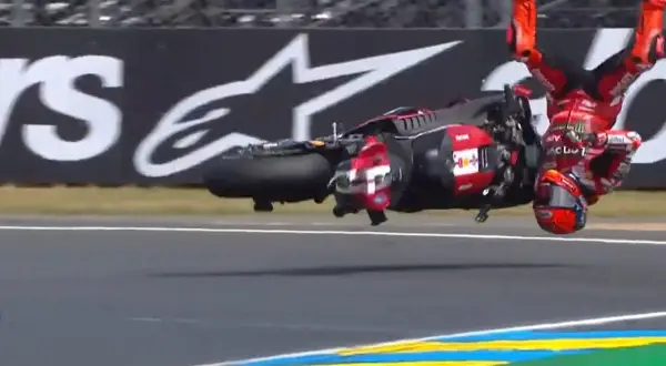 Marc Márquez sufre una aparatosa caída en carrera, saliendo volando de su moto en un momento dramático.