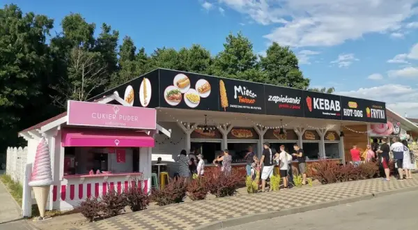Gdzie zjeść w Wiciu? Odkryj najlepsze lokale gastronomiczne