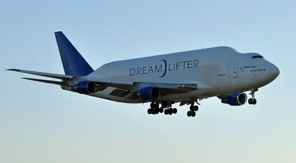 Der Boeing 747 Dreamlifter mit ausgefahrenem Fahrwerk im Landeanflug.