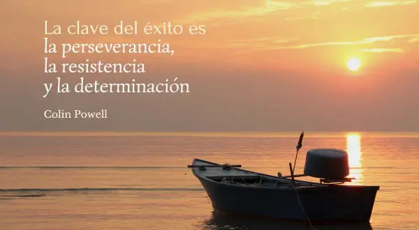 Barco solitario al atardecer, con frases de resiliencia: "La clave del éxito es la perseverancia, la resistencia y la determinación." - Colin Powell.