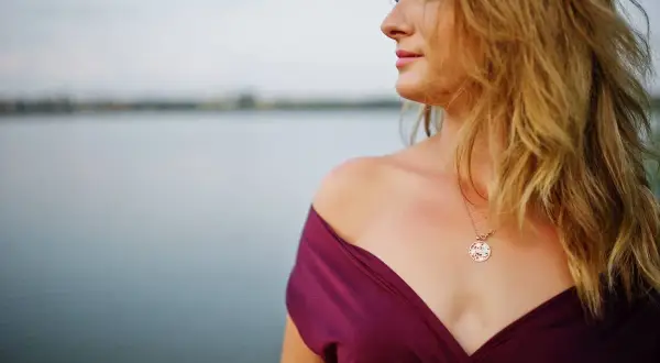 Perfekcyjna biżuteria do czerwonej sukienki: Sekrety stylu