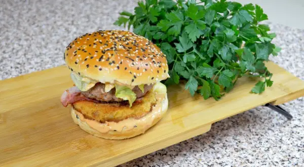 Jak zrobić burgera jak z McDonald's - prosty przepis na smak dzieciństwa