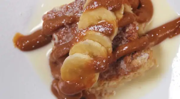 En bit trilece med banan och karamellsås. Ett härligt recept för alla sötsugna!
