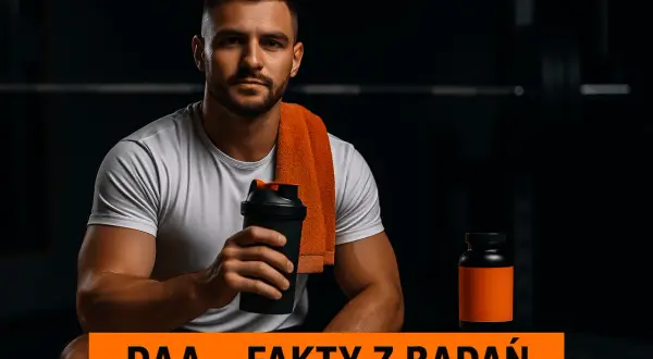Mężczyzna z shakerem i suplementem. Kwas d-asparaginowy (DAA) wspiera budowanie masy mięśniowej.