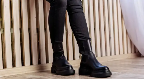 Czarne, dopasowane spodnie i masywne botki za kostkę to idealny duet. Zobacz, jak nosić spodnie do butów za kostkę, by stworzyć stylowy look.
