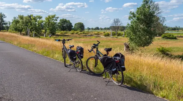 Dwa rowery z sakwami czekają na odkrycie malowniczych tras rowerowych Pomorza.