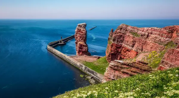 Felsen und Meer auf Helgoland. Hier kann man die Natur genießen, wandern und die einzigartige Felsformation "Lange Anna" bestaunen.