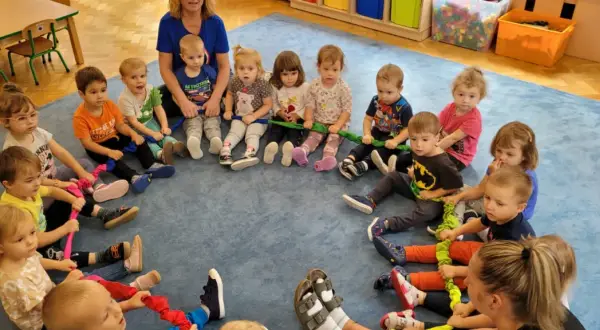 Guma sensoryczna w zabawach dla dzieci – rozwój i integracja w grupie