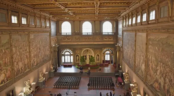 Salone dei Cinquecento, Palazzo Vecchio Firenze, con affreschi storici e soffitto dorato.